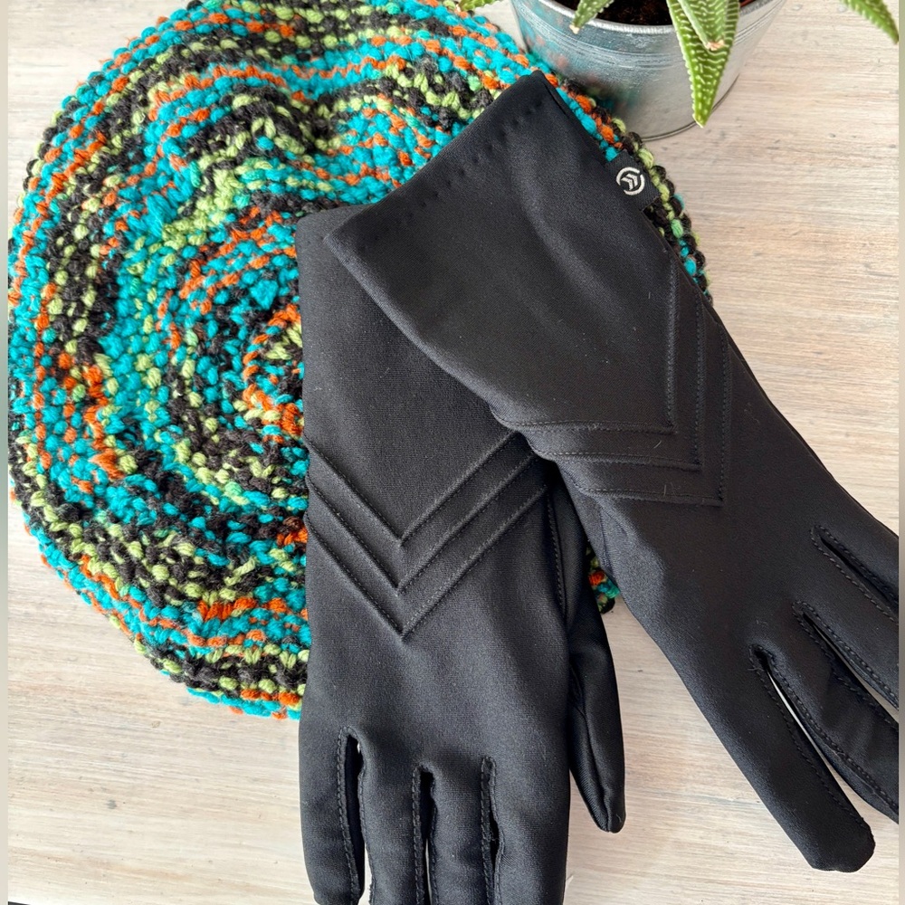 Isotoner ISOfit Black Gloves & Turquoise & Orange Multicolour Knit Beret (OS)